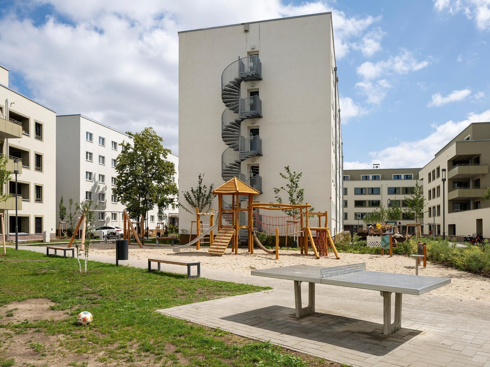 Tischtennisplatte Innenhof Außenansicht Neubau am Falkenberg