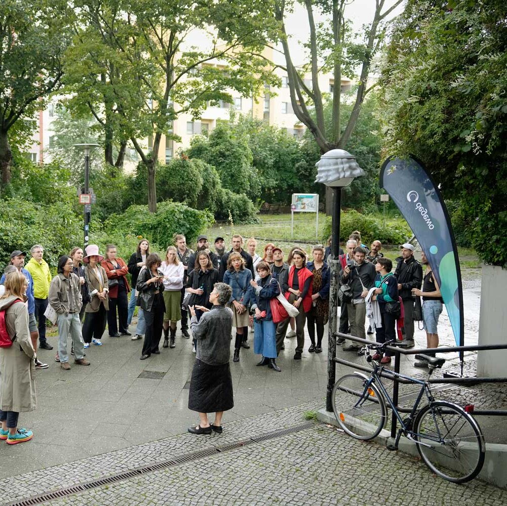 Gruppe bei einer Nightcap-Führung durch Alona Rodeh
