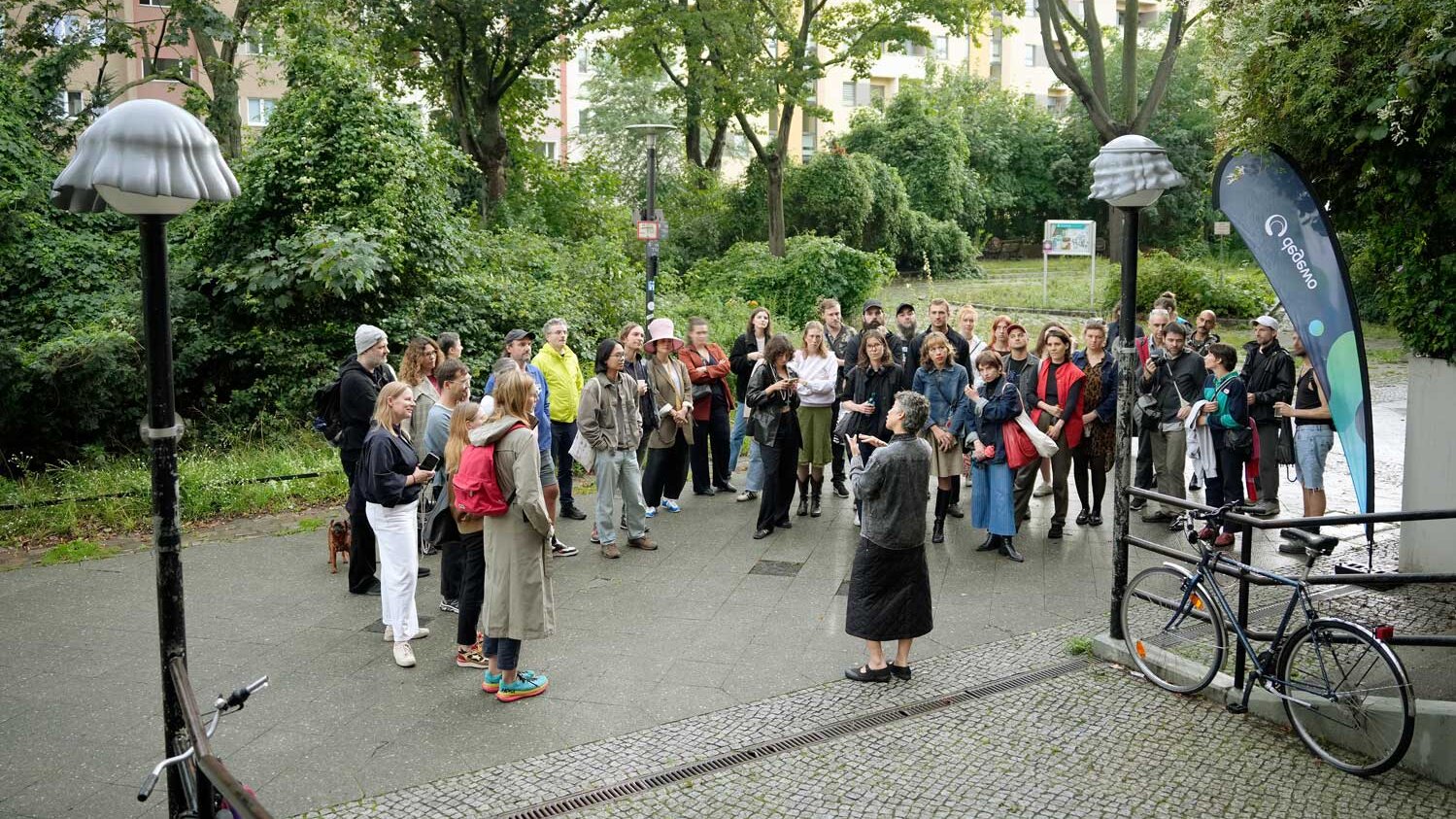 Gruppe bei einer Nightcap-Führung durch Alona Rodeh