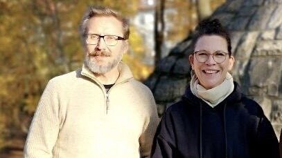 degewo Mieterbeirat Alboinhöfe: Ein Mann und eine Frau stehen im Freien und schauen in die Kamera. Es ist Herbst.