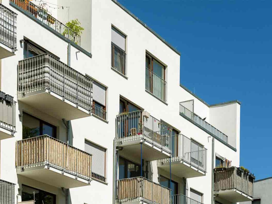 Außenansicht degewo-Neubau Glasower Straße 3: Fassade mit Balkonen.