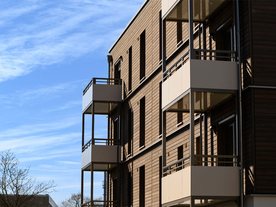 Außenansicht degewo-Neubau Am Omnibushof 2a: Fassade mit Balkonen.