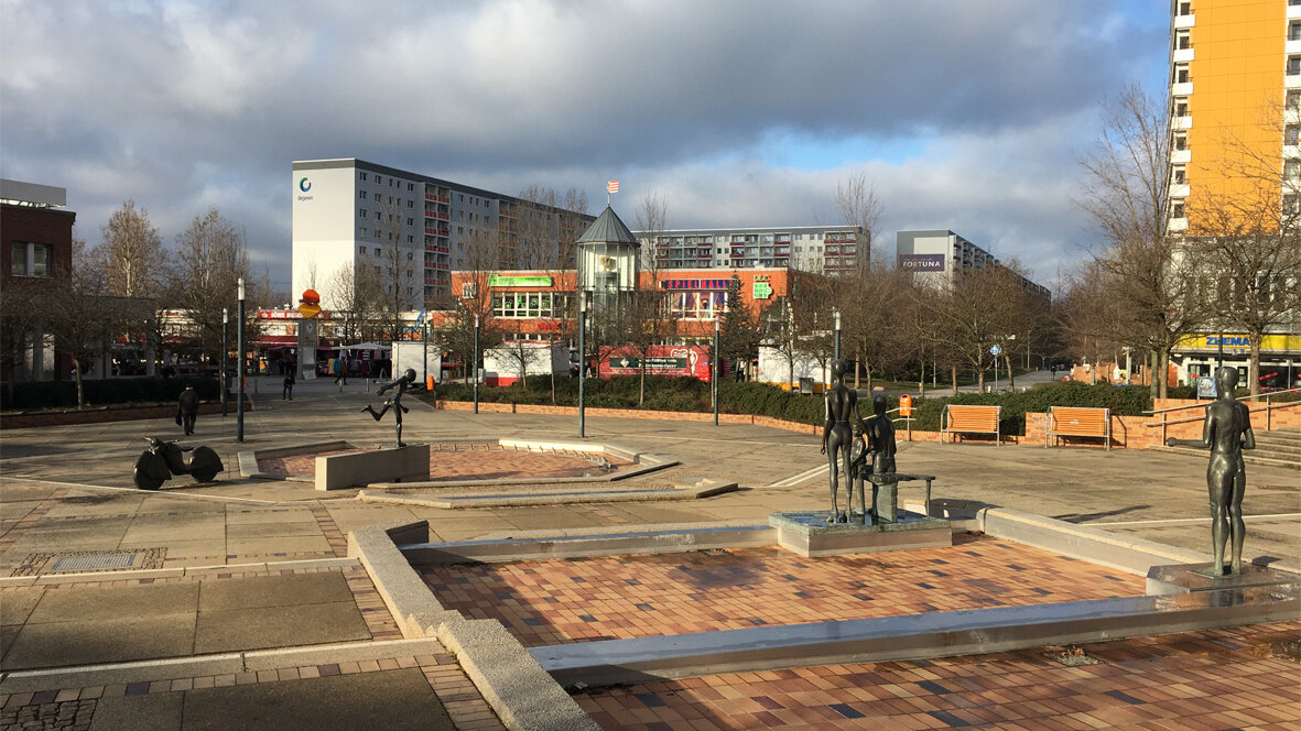 Blick auf einen Platz, im Hintergrund Hochhäuser