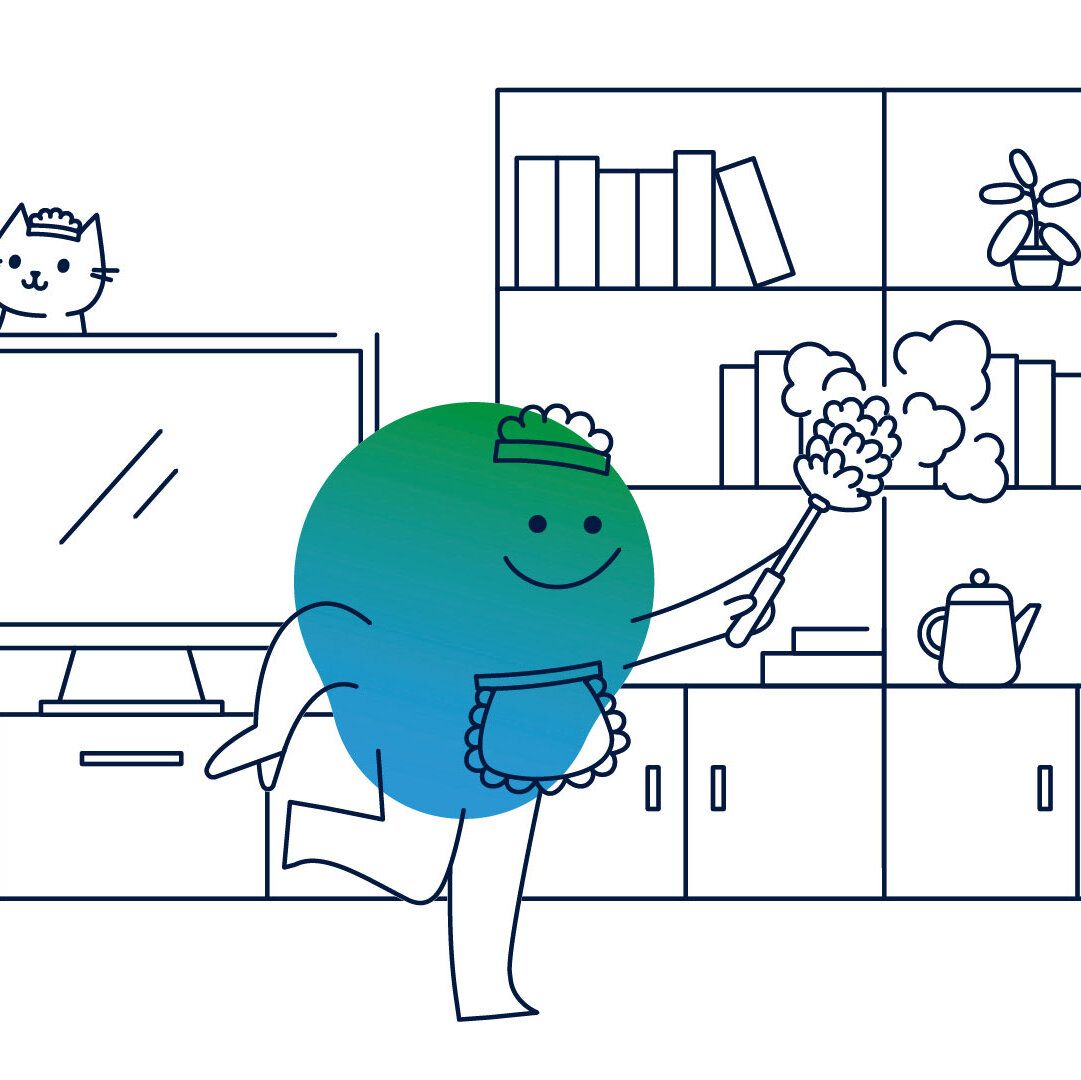 Illustration der Erklärfigur Kalle. Er hält einen Staubwedel in der Hand und hat ein Reinigungsoutfit an. Er putzt die Einbauschrankwand im Wohnzimmer.