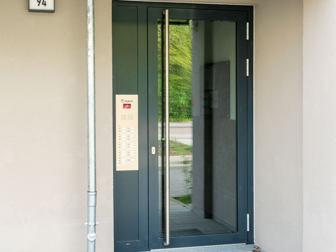 Außenansicht Eingangsbereich degewo-Neubau Kietzer Feld Zur Nachtheide 94.