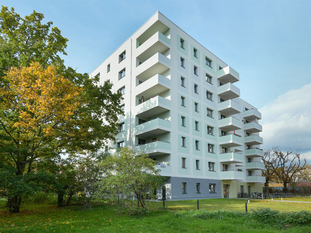 Außenansicht degewo-Neubau Tramper Weg 6 mit Rasenfläche im Vordergrund.