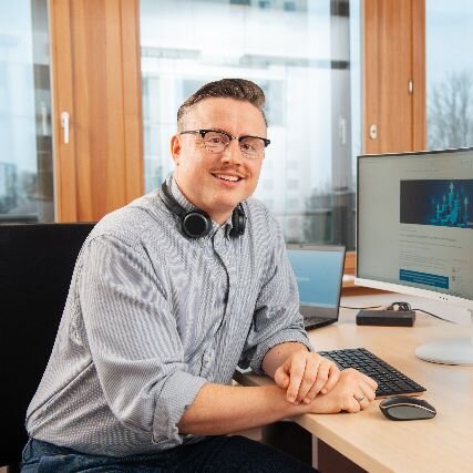 IT Experte Frederic am Schreibtisch