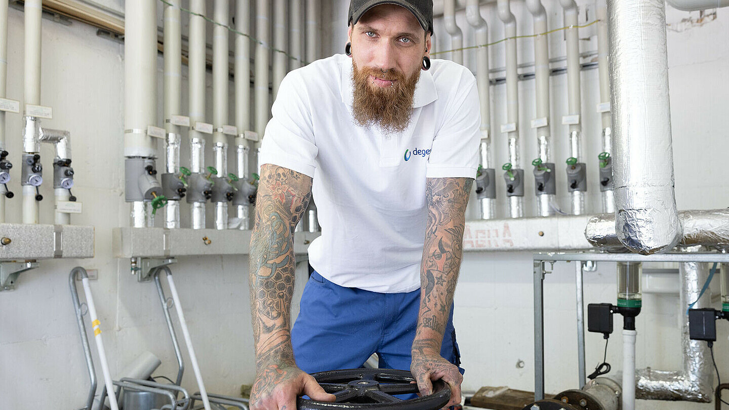 Anlagenmechaniker bei der Arbeit