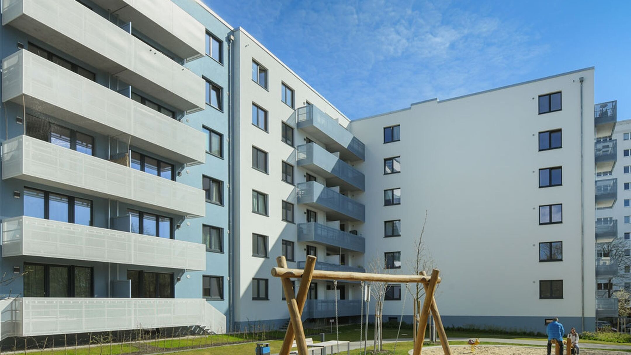 Außenansicht degewo-Neubau Pöhlbergstraße 9 Bärensteinstraße 5: Rückseite mit Spielplatz im Vordergrund.