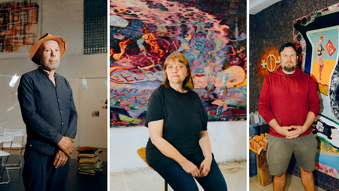 Drei Künstler vor ihren Werken