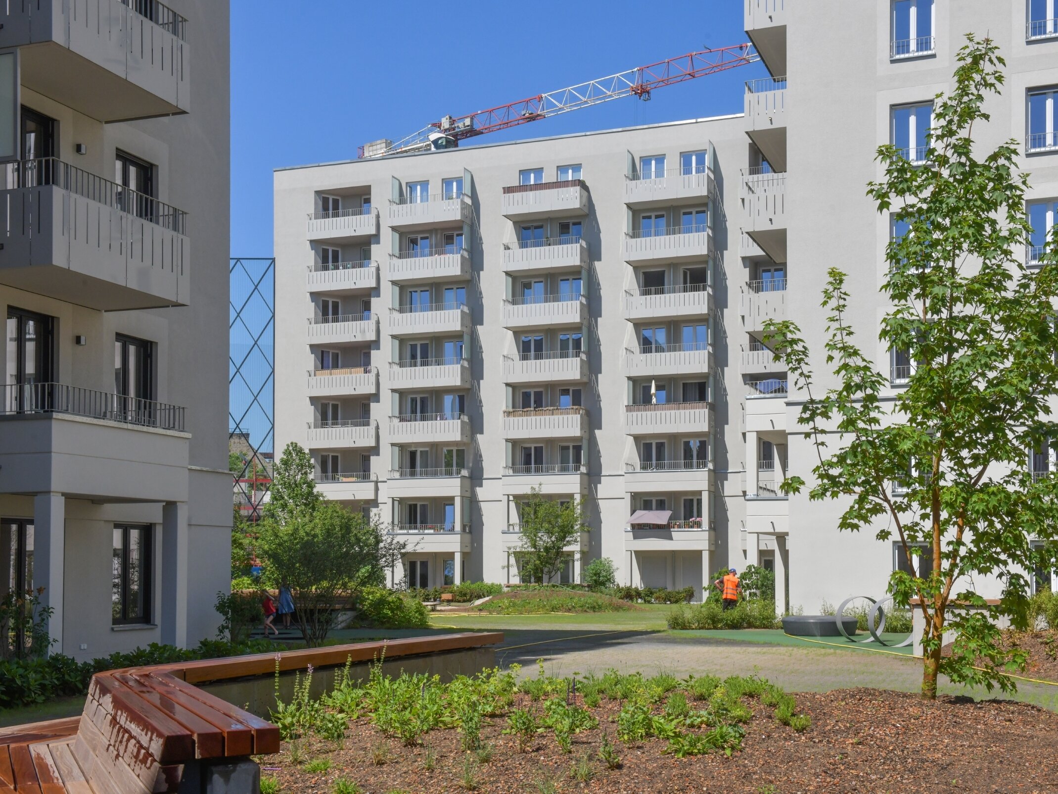 Außenansicht degewo-Neubau Klara-Franke-Straße 1 bis 7: Hofseite mit Grünfläche im Vordergrund.