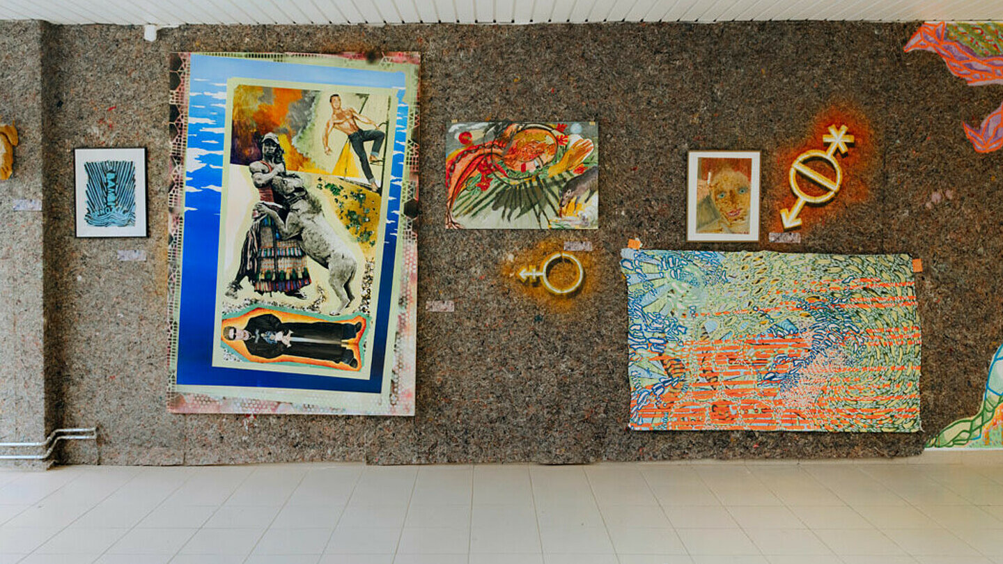 5 Kunstwerke hängen an die Wand der Galerie M