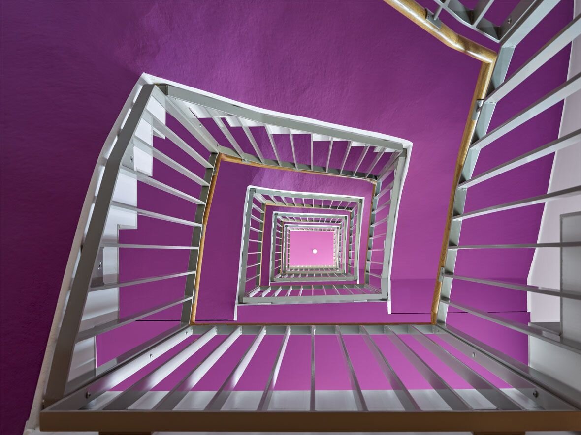 Außenansicht degewo-Neubau Dessauerstraße 39 bis 45 a-b Retzowstraße 54 bis 60 Seydlitzstraße 61: Blick nach oben in ein Treppenhaus.