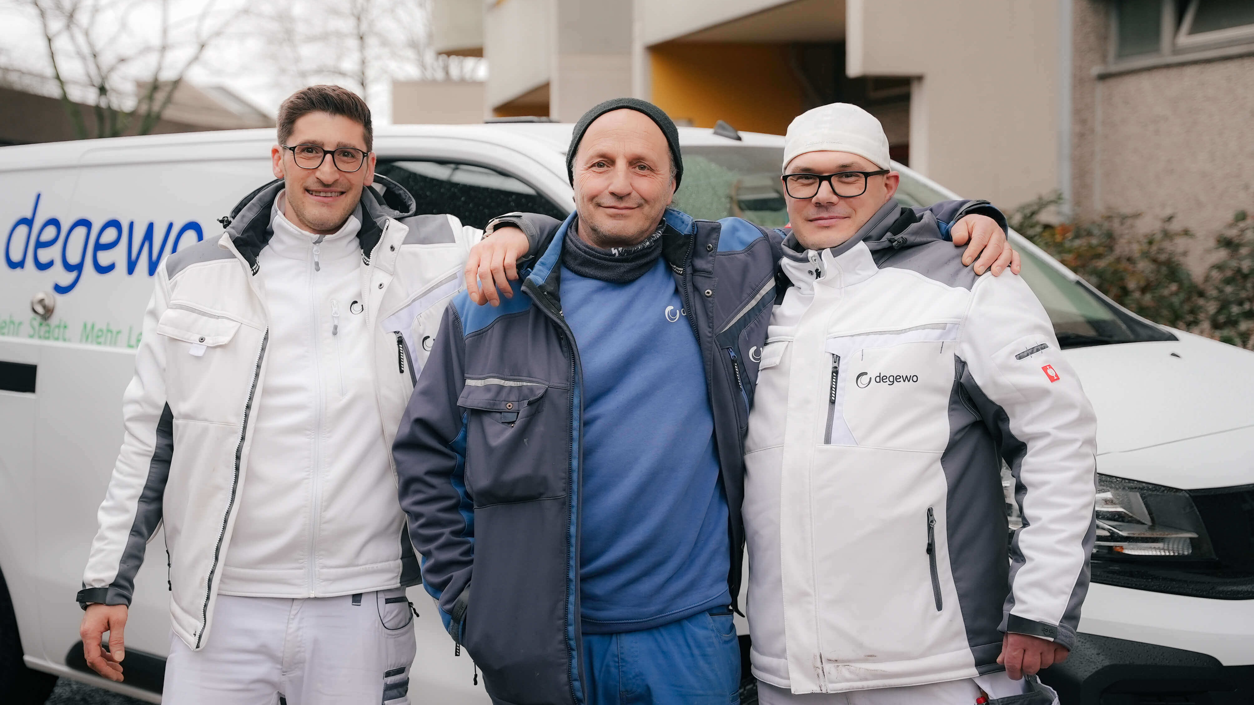 Maler/Lackierer und Anlagenmechaniker bei der Arbeit einer Leerwohnungssanierung