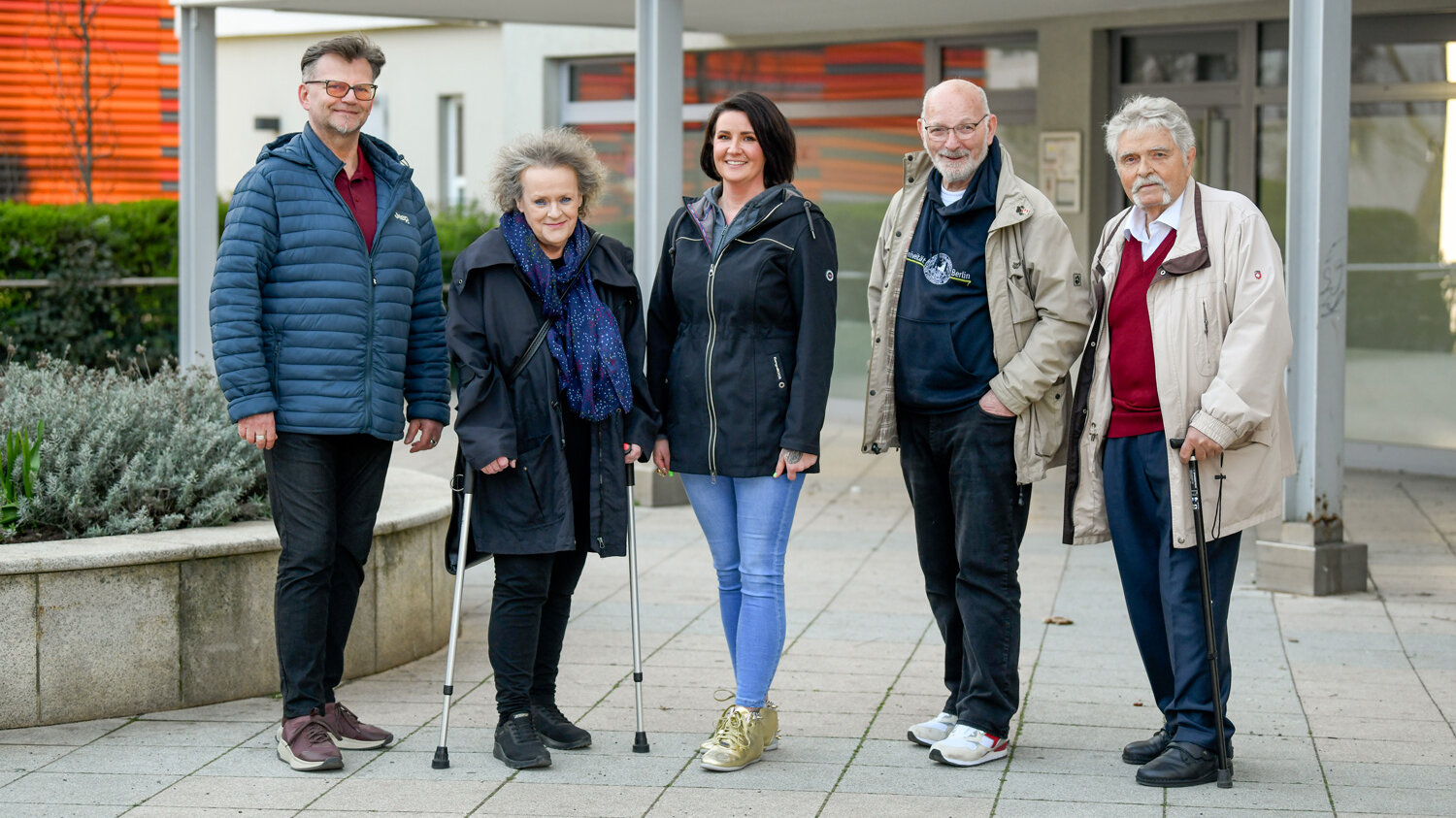 Gruppenaufnahme des Mieterbeirates. Zwei Frauen und drei Männer stehen im Freien vor einem Hauseingang.