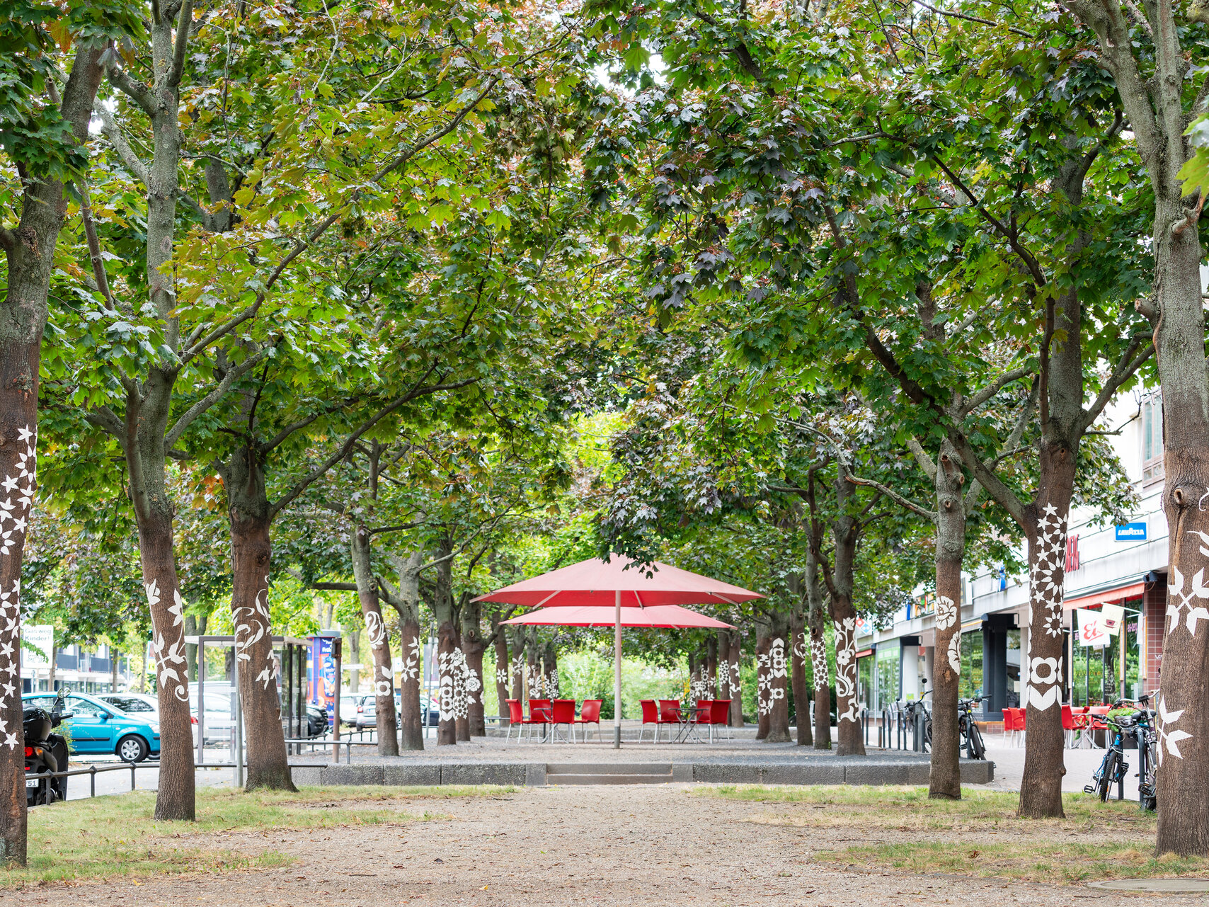 Promenade im Sommer entlang der Brunnenstrasse im Brunnenviertel mit verzierten Bäumen