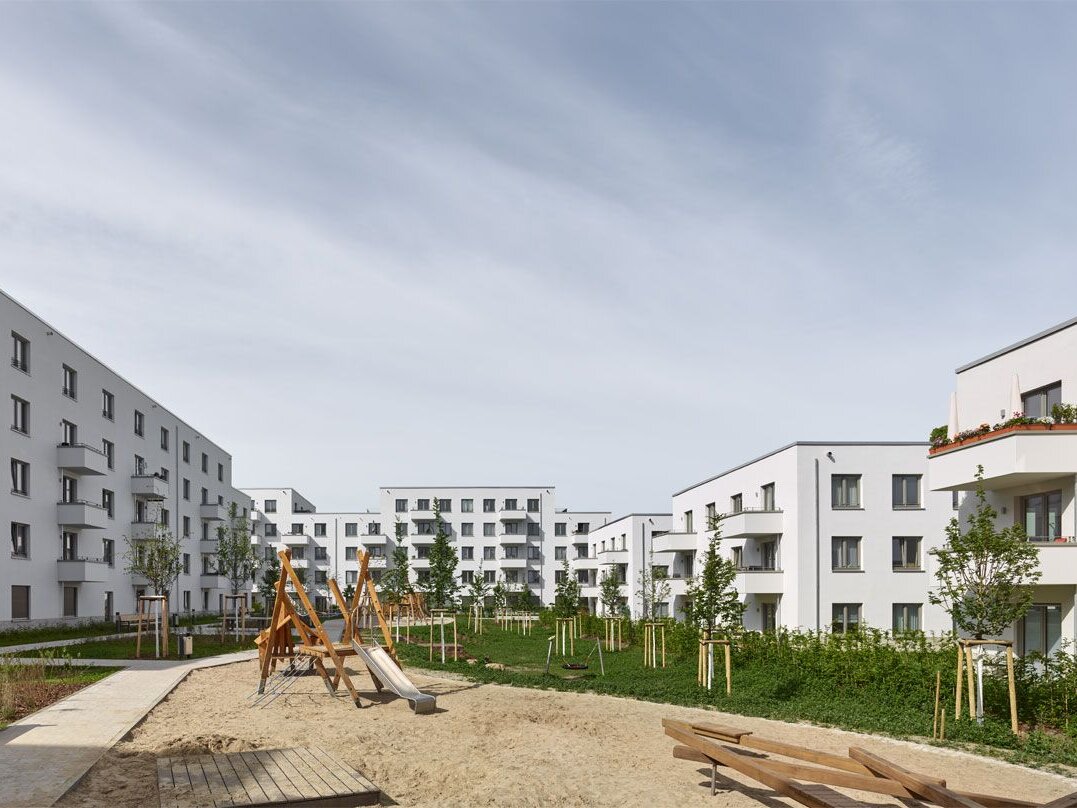 Außenansicht degewo-Neubau Dessauerstraße 39 bis 45 a-b Retzowstraße 54 bis 60 mit Spielplatz im Vordergrund.
