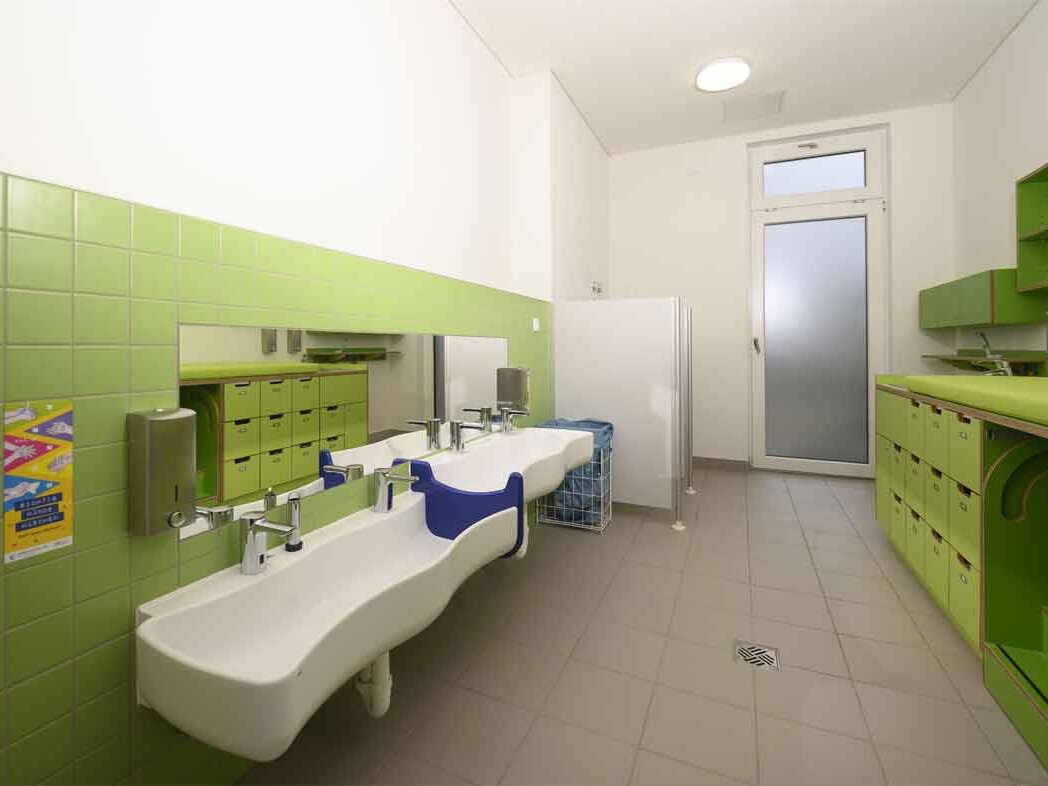 Innenansicht degewo-Neubau Gotenburger Straße 2: beleuchteter Kita-Waschraum.