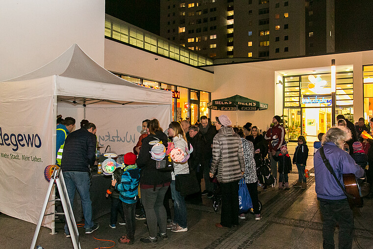 degewo-Stand auf dem Rotraut-Richter-Platz zum Laternenumzug