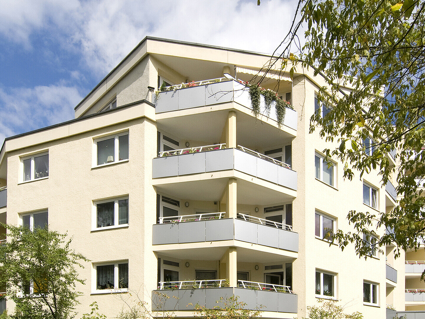 Blick auf ein hohes Wohnhaus mit Balkonen