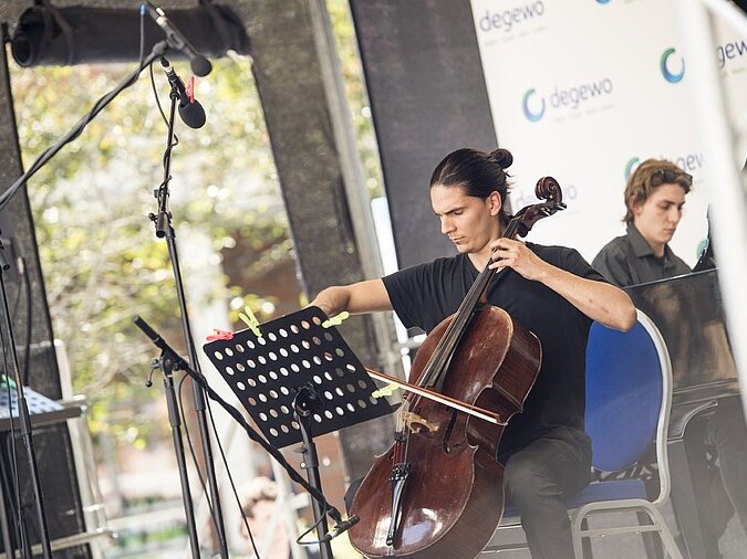 Ein Mann spielt auf der Bühne Cello