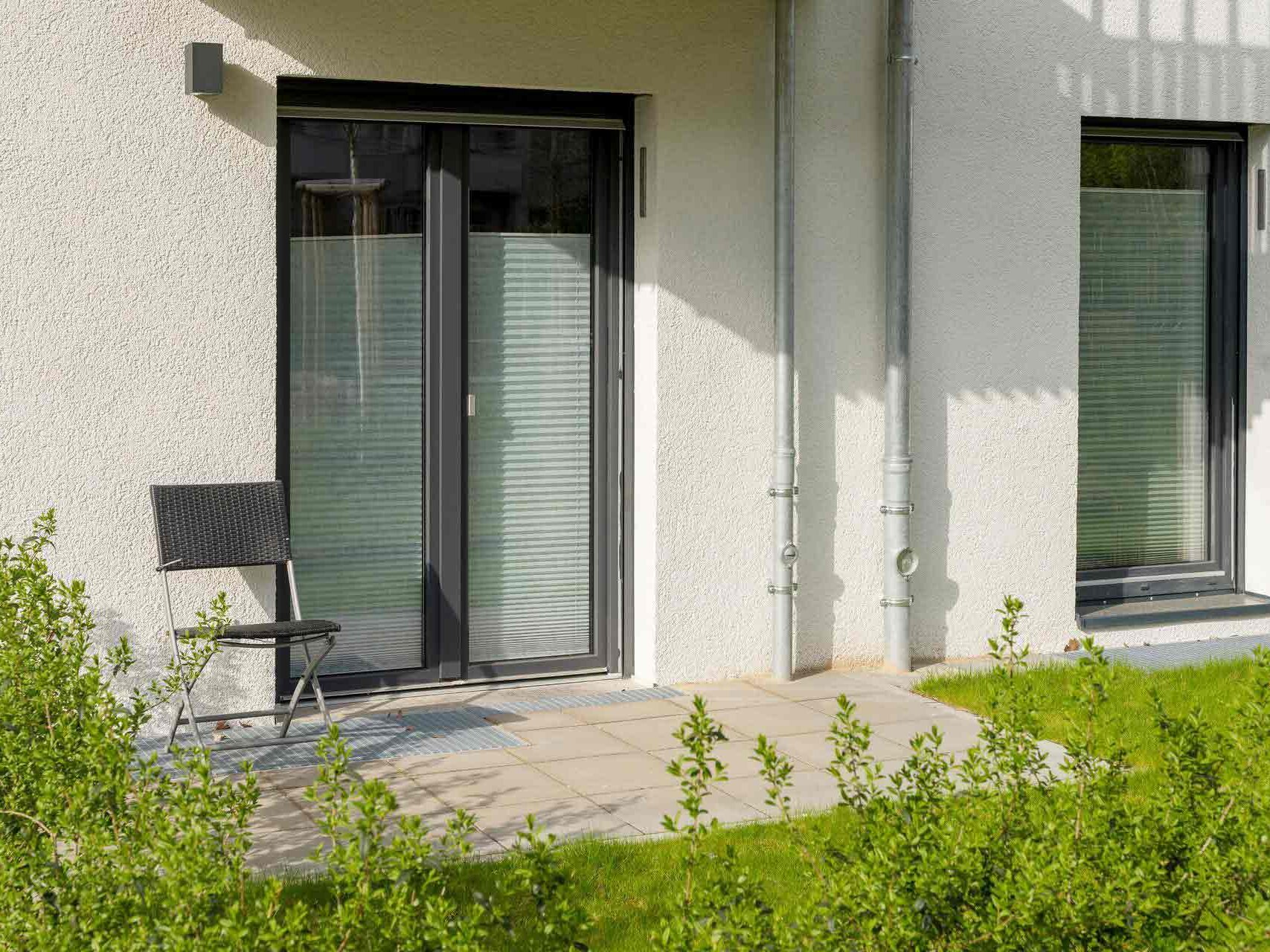 degewo Neubau Reichsstraße Vorderansicht mit Terrasse