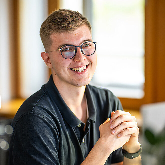 Azubi Jakob bei der Arbeit.