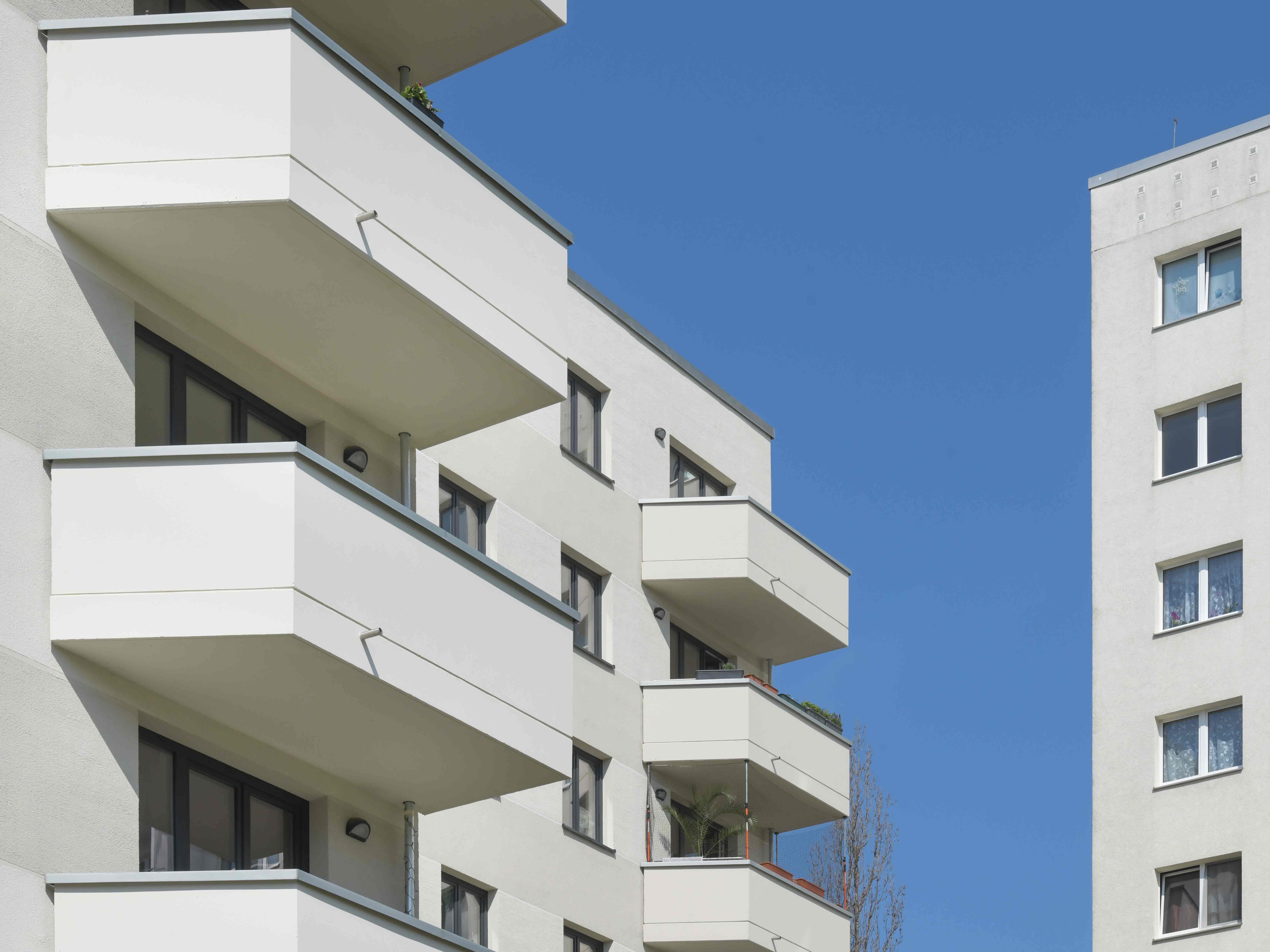Außenansicht Fassade degewo-Neubau Wuhlestraße 2 bis 8 mit Balkonen.
