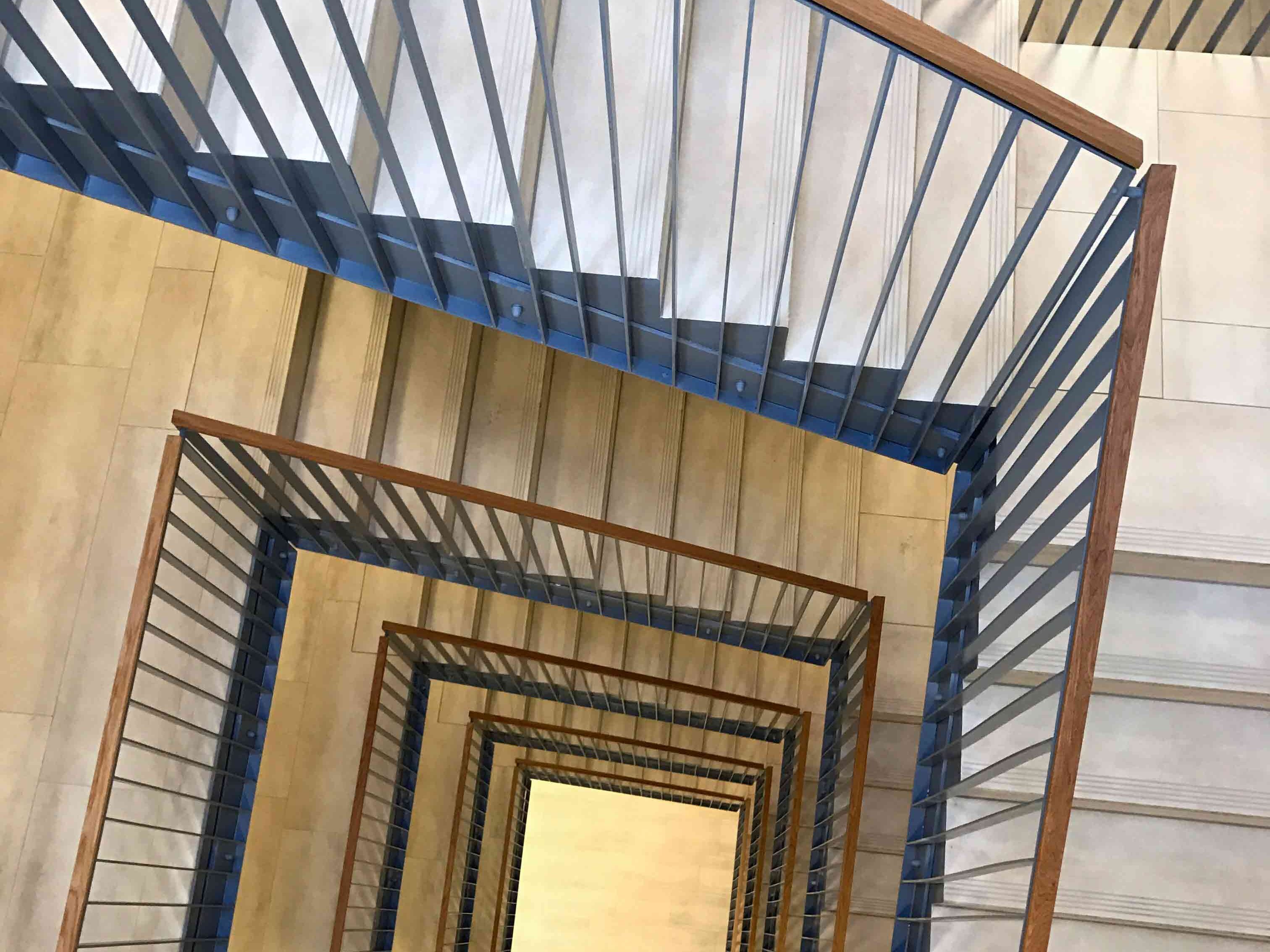 Innenansicht degewo-Neubau Abram-Joffe-Straße: Blick von oben ins Treppenhaus.