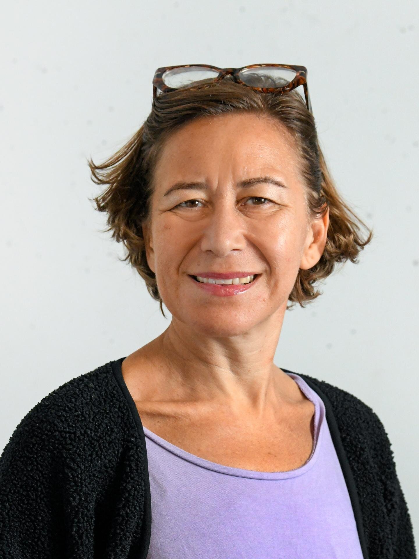 Porträt eines Beiratsmitglieds Maria Rieckhoff mit Brille auf dem Kopf vor hellem Hintergrund