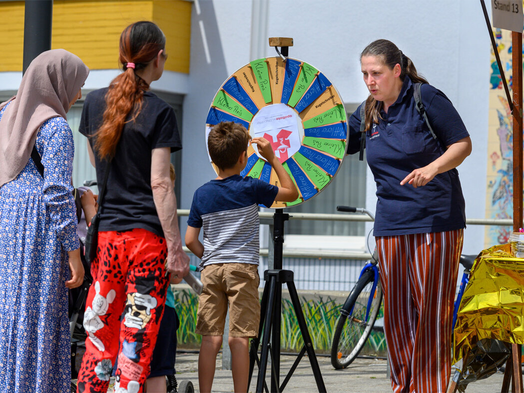 Ein Kind dreht an einem Glücksrad.