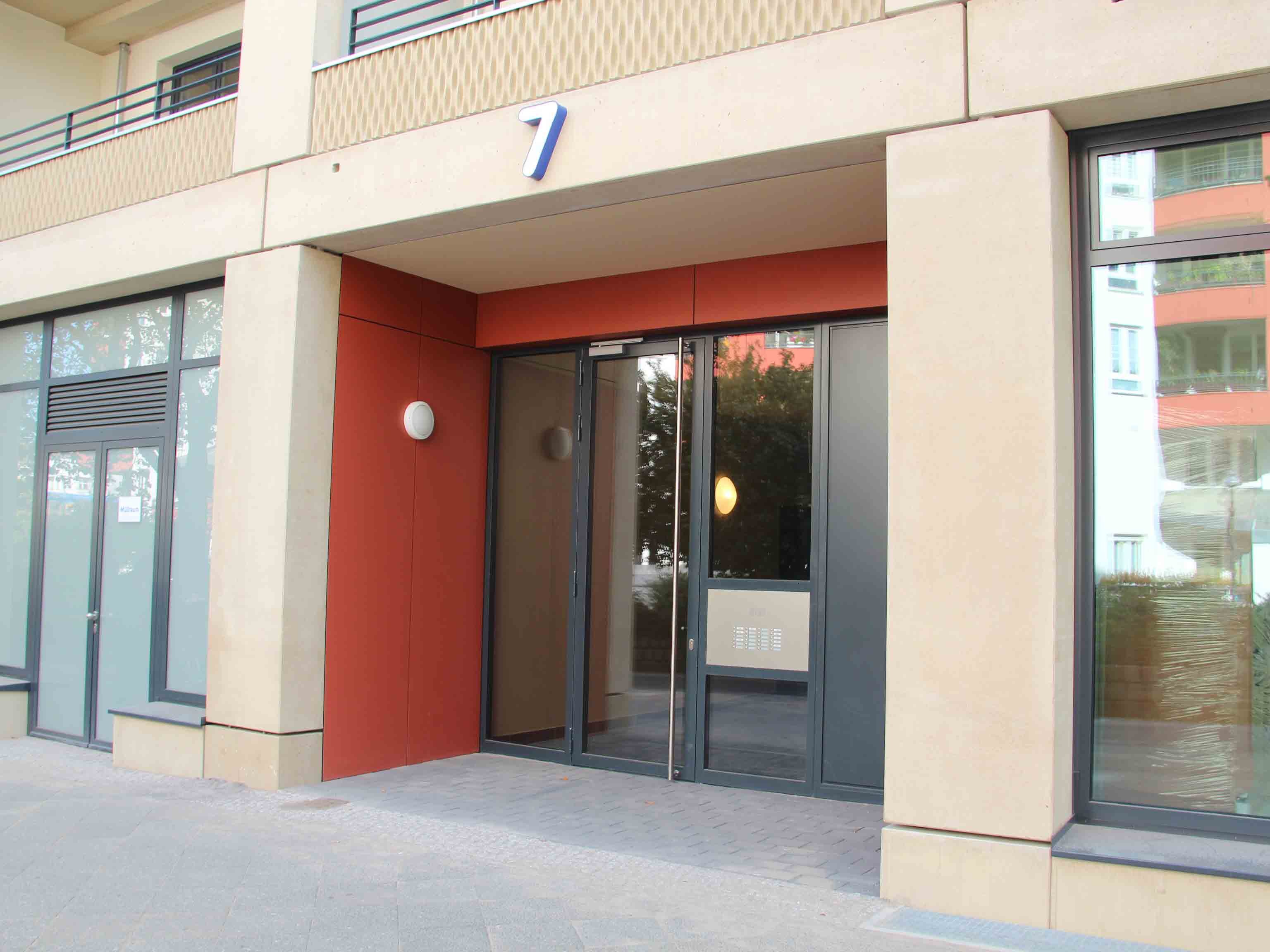 Außenansicht degewo-Neubau Eingangsbereich Gleimstraße 7.