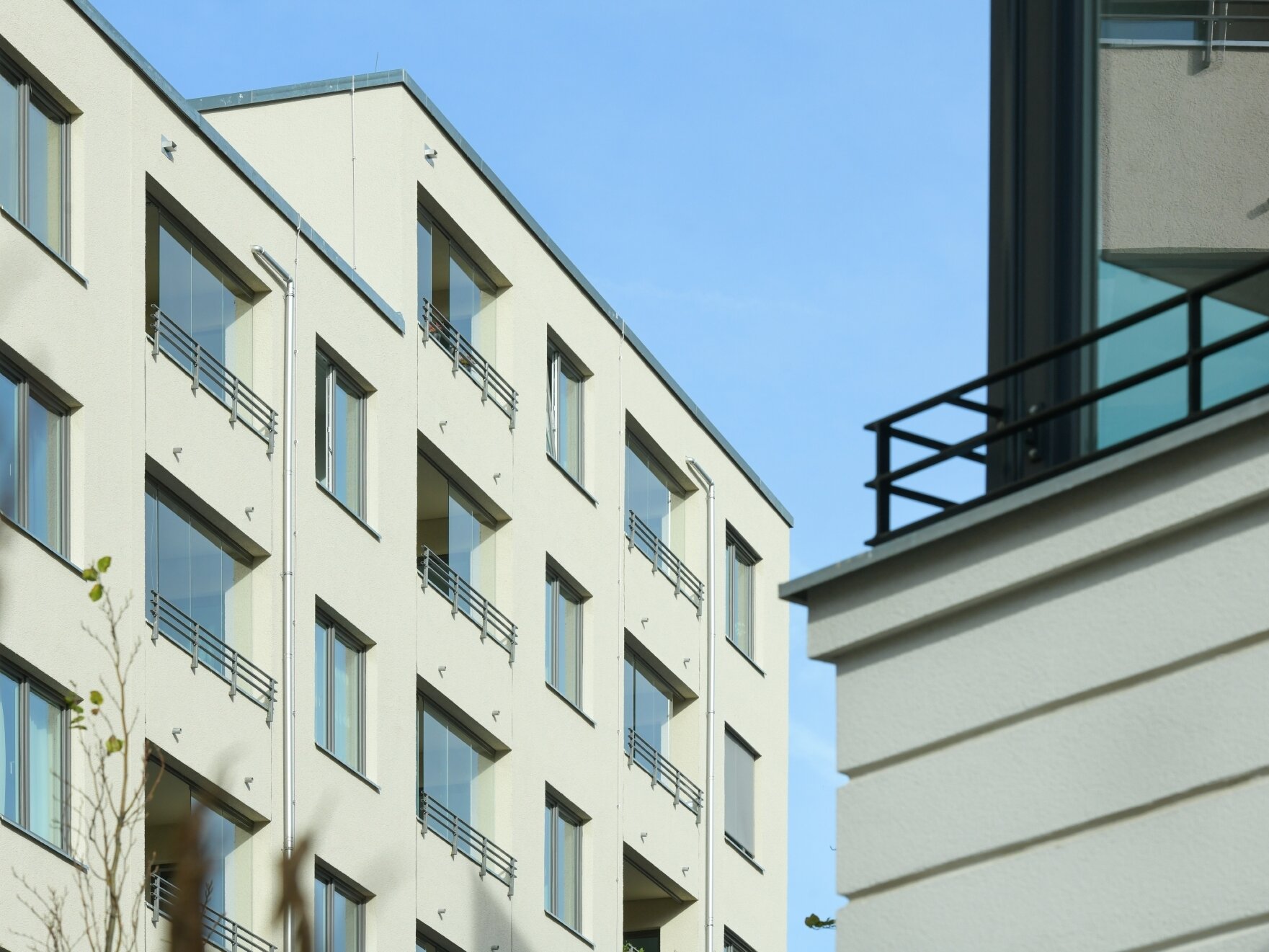 Außenansicht degewo-Neubau Klara-Franke-Straße 1 bis 7: Fassade mit Balkonen.
