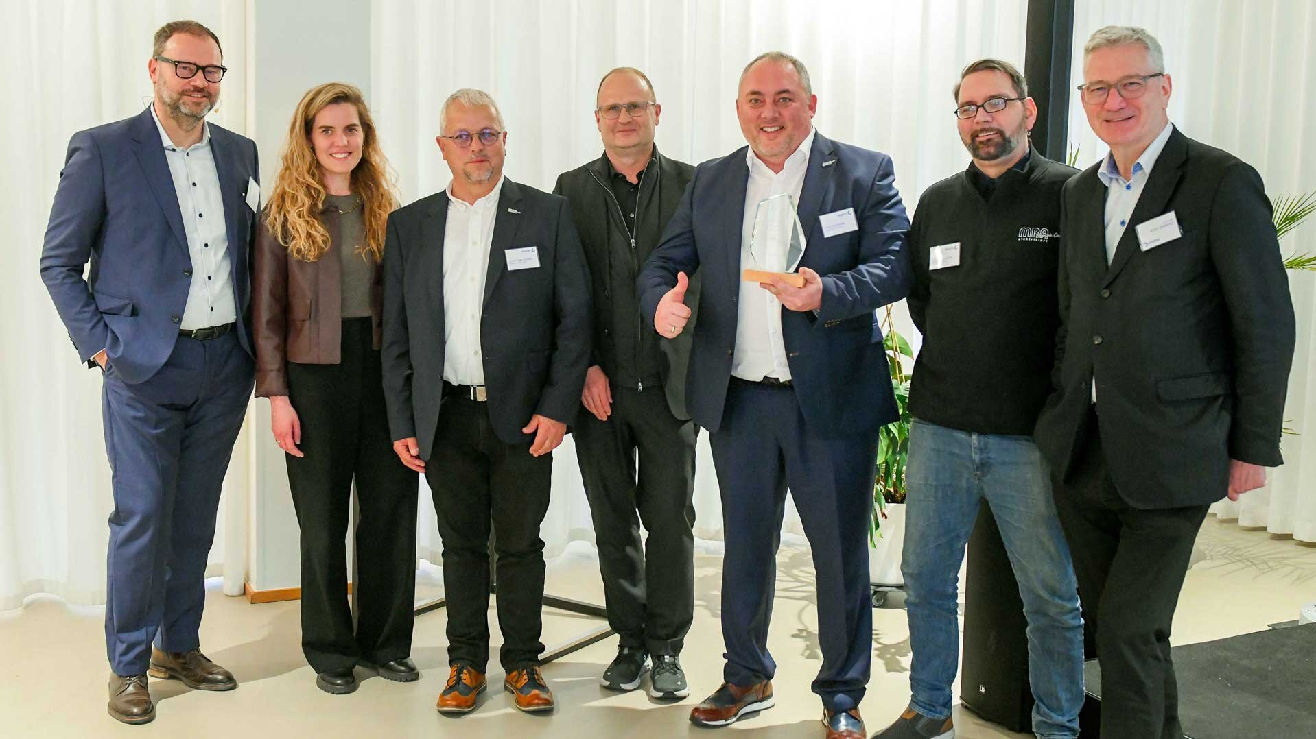 Gruppenaufnahme degewo Vorstand, netzwerk und der Gewinner mra electric.
