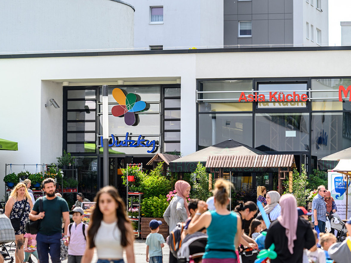 Auf dem Sommerfest Wutzky sind viele Menschen vor dem Einkaufszentrum