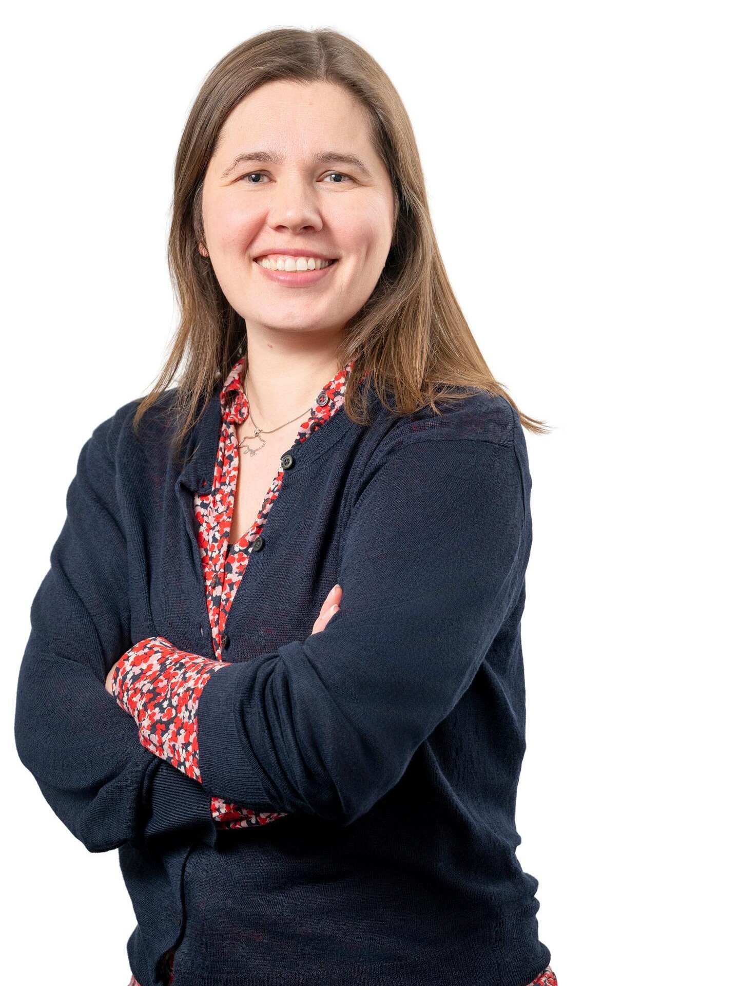 Portrait der Mieterbeirätin Marta Pastukh. Sie trägt eine rote Bluse und eine schwarze Jacke darüber, hat die Arme vor der Brust verschränkt und lacht in die Kamera.