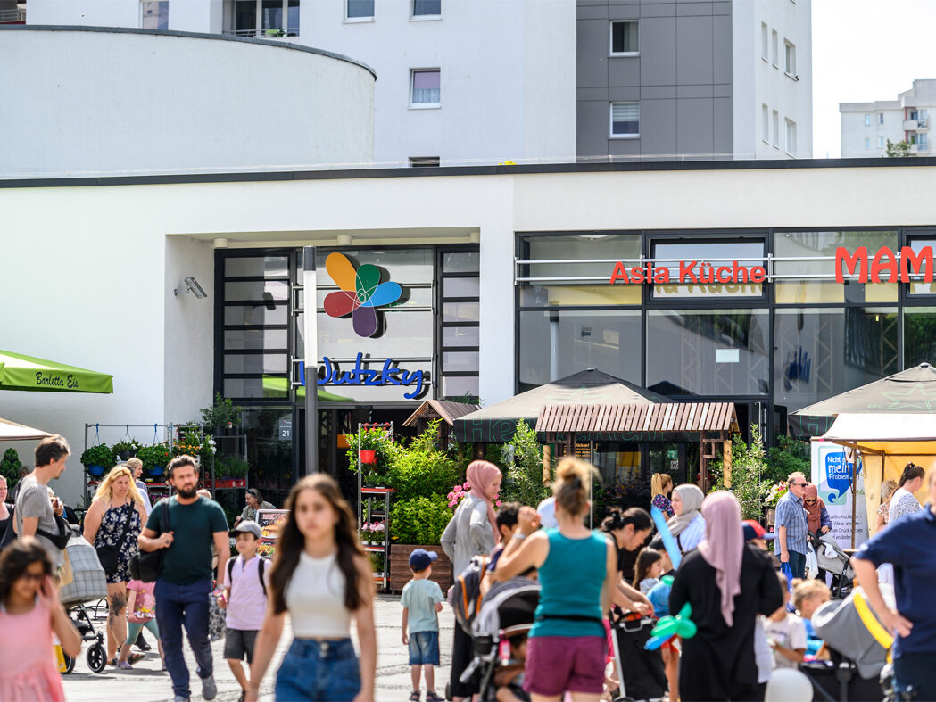 Viele Menschen vor dem Einkaufszentrum