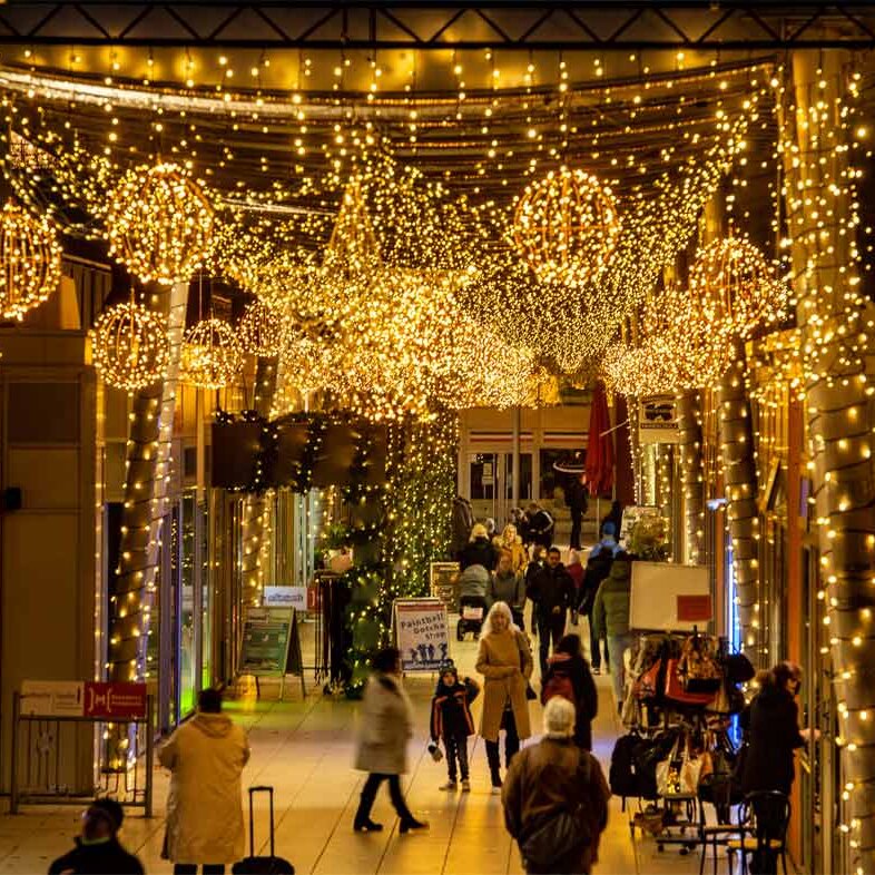Beleuchtete Passage der Christmal Promenade