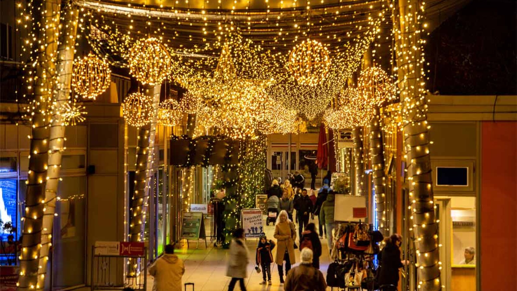 Beleuchtete Passage der Christmal Promenade