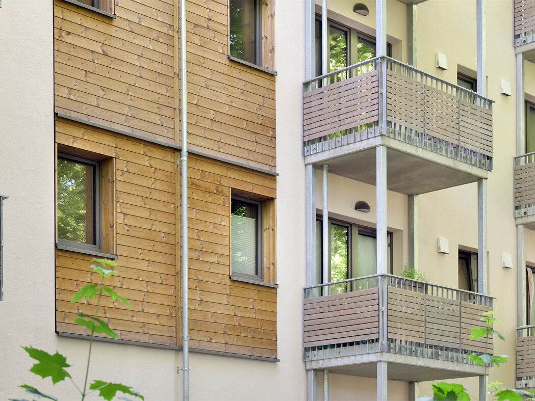 Außenansicht degewo-Neubau Ottomar-Geschke-Straße: Fassade mit Balkonen.