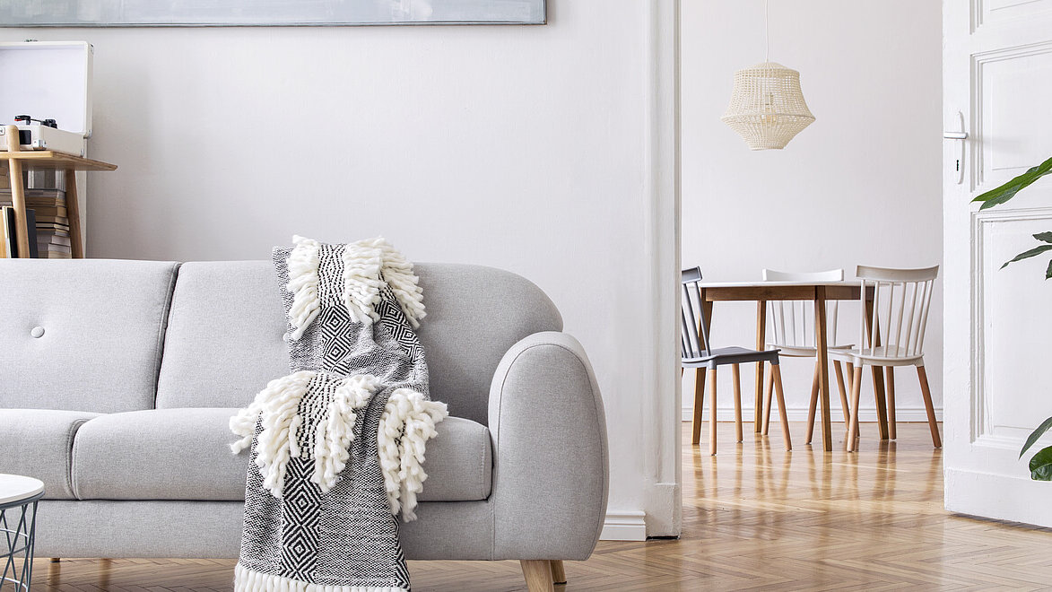 Bild zeigt Wohnung mit Deko an Wänden 