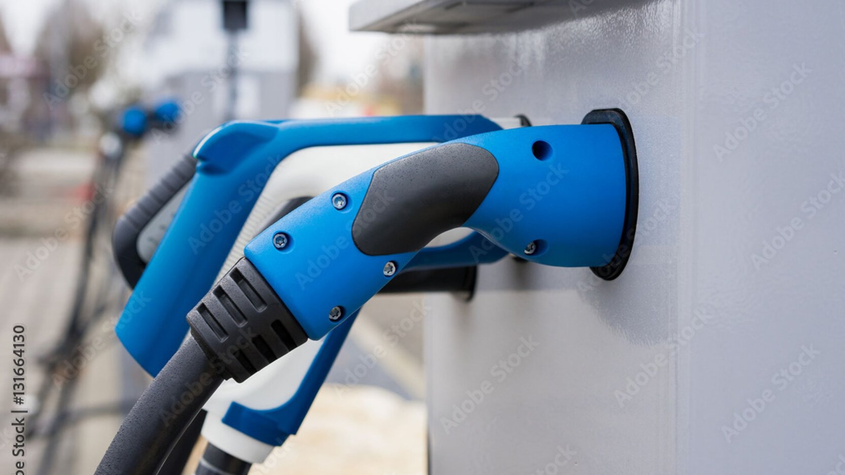 E-Auto-Ladesäule mit Ladekabel.