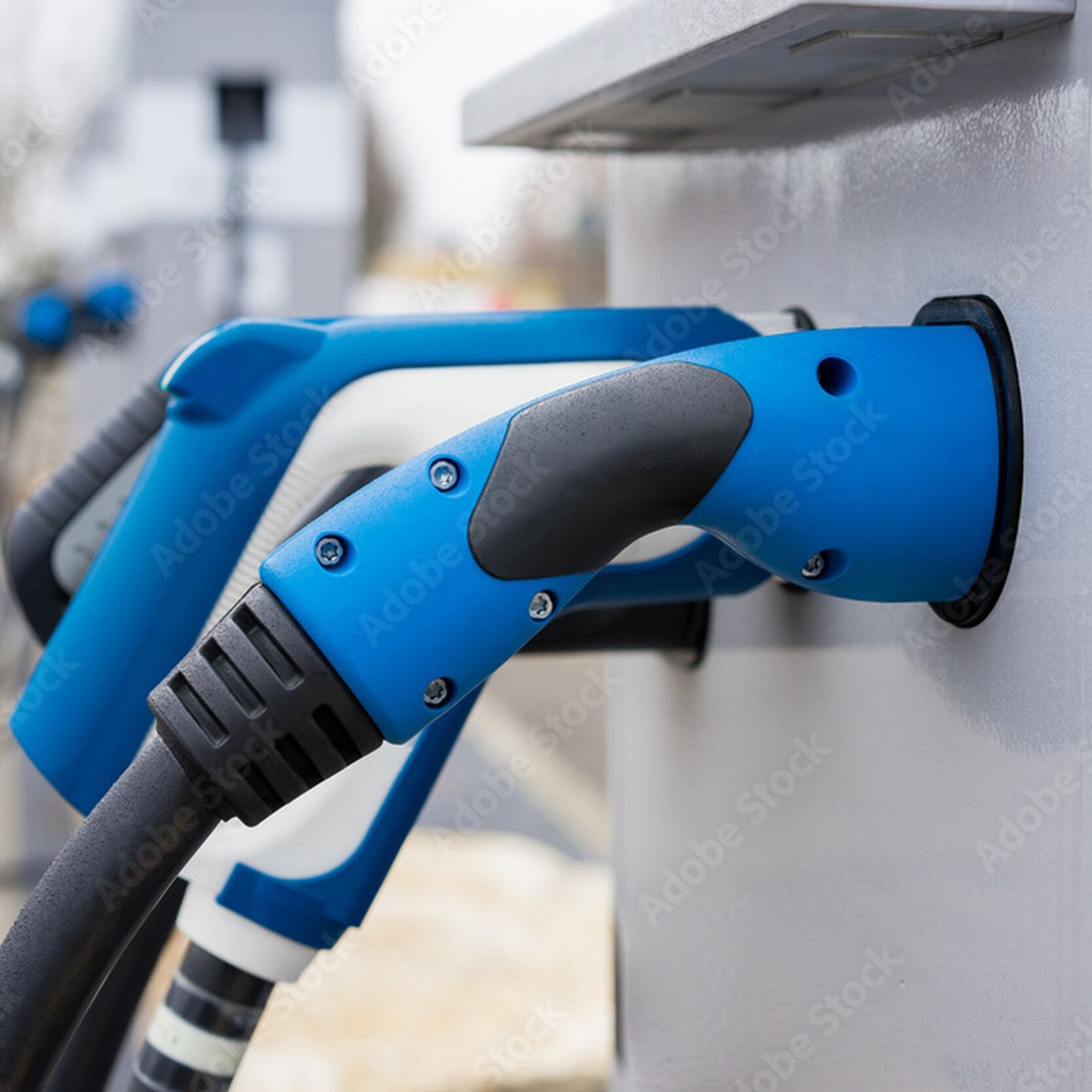 E-Auto-Ladesäule mit Ladekabel.