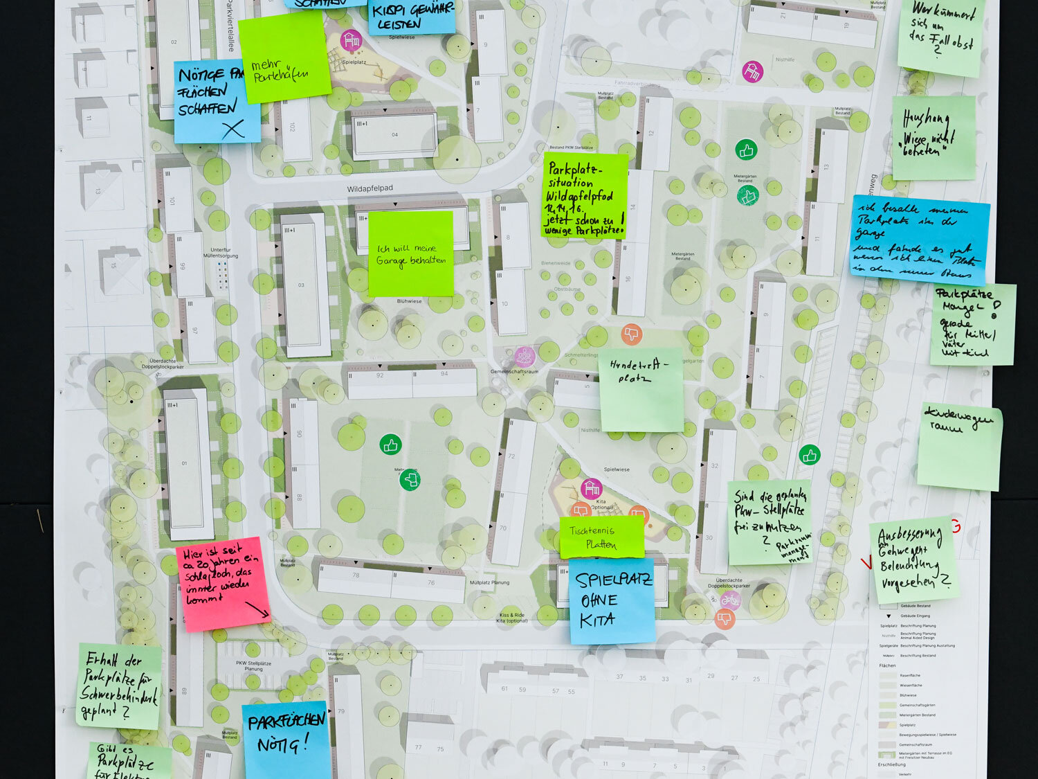 Bebauungsplan mit Post-its, auf denen Fragen, Ideen und Wünsche der Mietenden stehen.