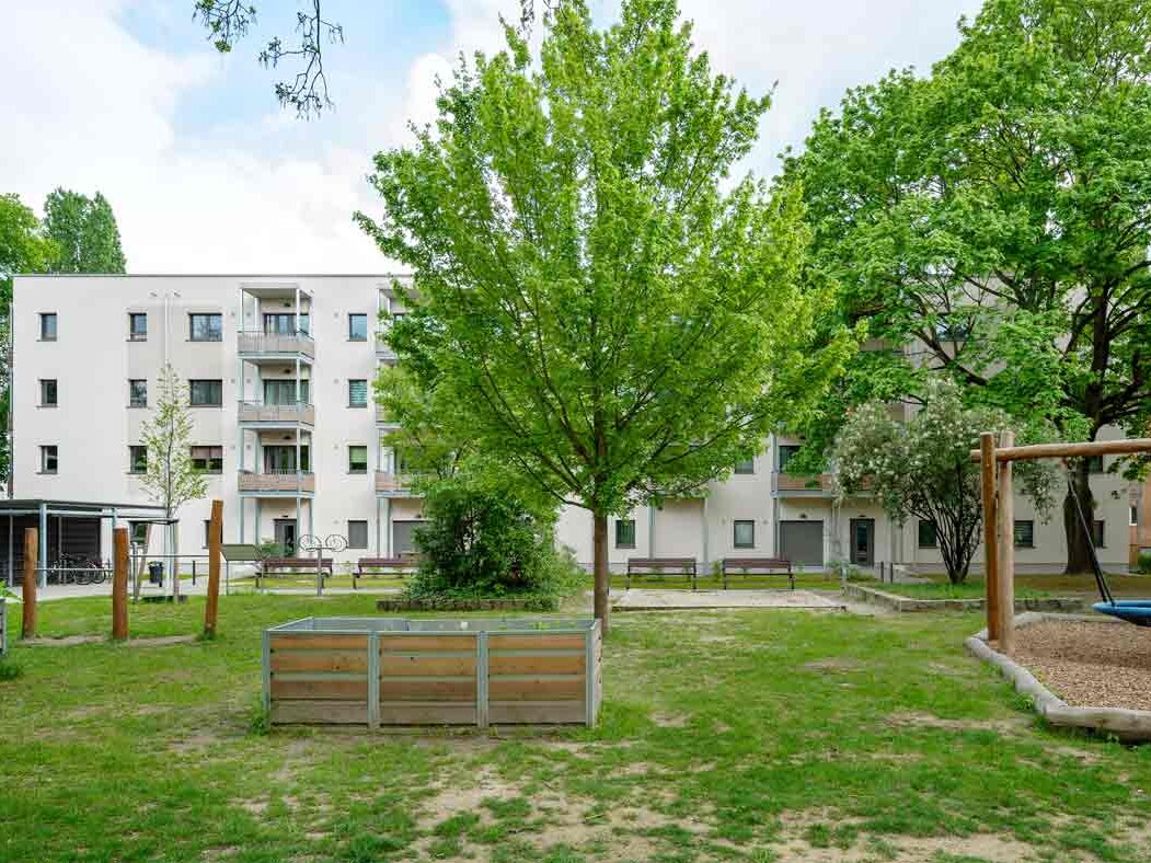 Außenansicht degewo-Neubau Färberstraße 19A und 19 B mit Garten im Vordergrund.