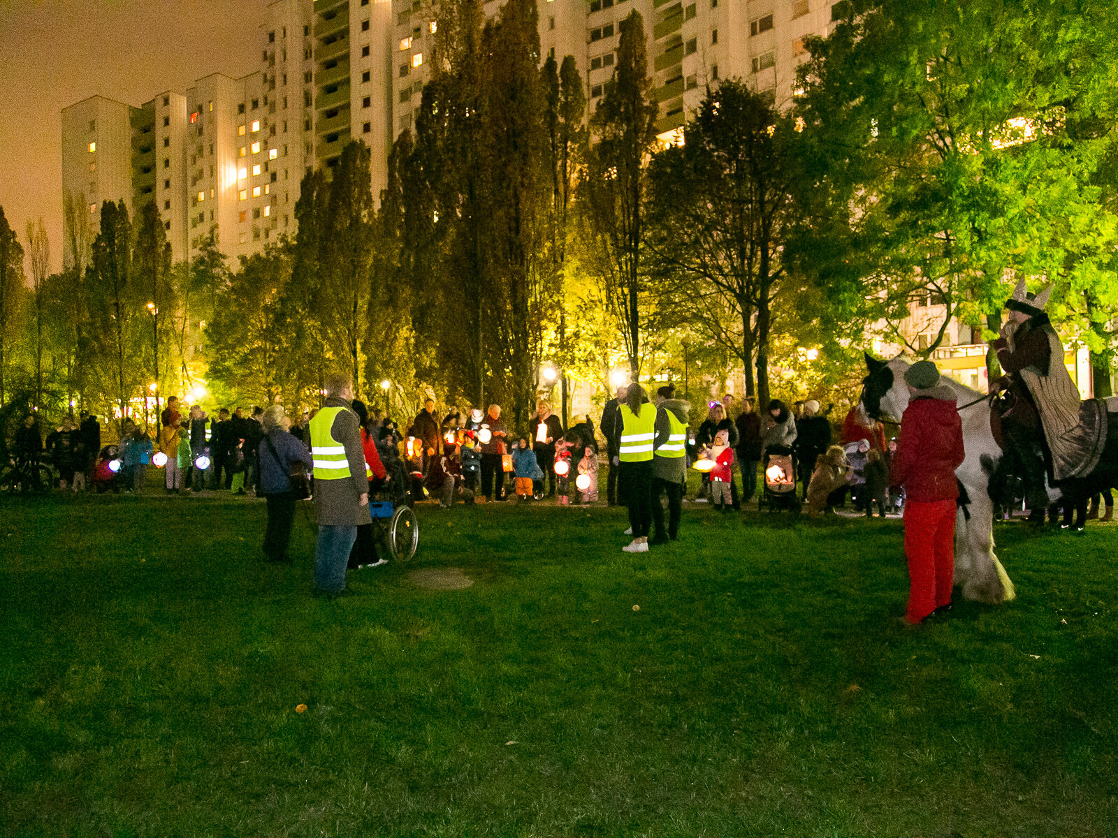 Viele Menschen mit Laternen im Dunkeln