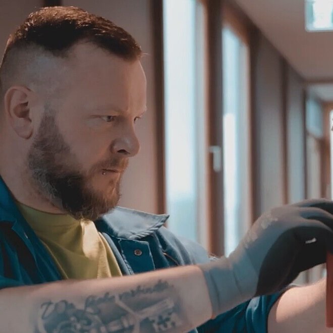 lektroniker für Energie- und Gebäudetechnik bei der Arbeit