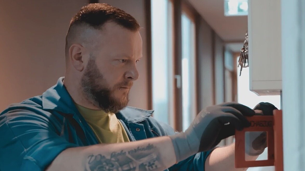 lektroniker für Energie- und Gebäudetechnik bei der Arbeit