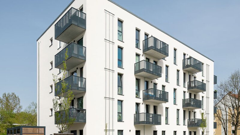 Außenansicht degewo-Neubau Kietzer Feld Zur Nachtheide 94 mit Parkflächen.