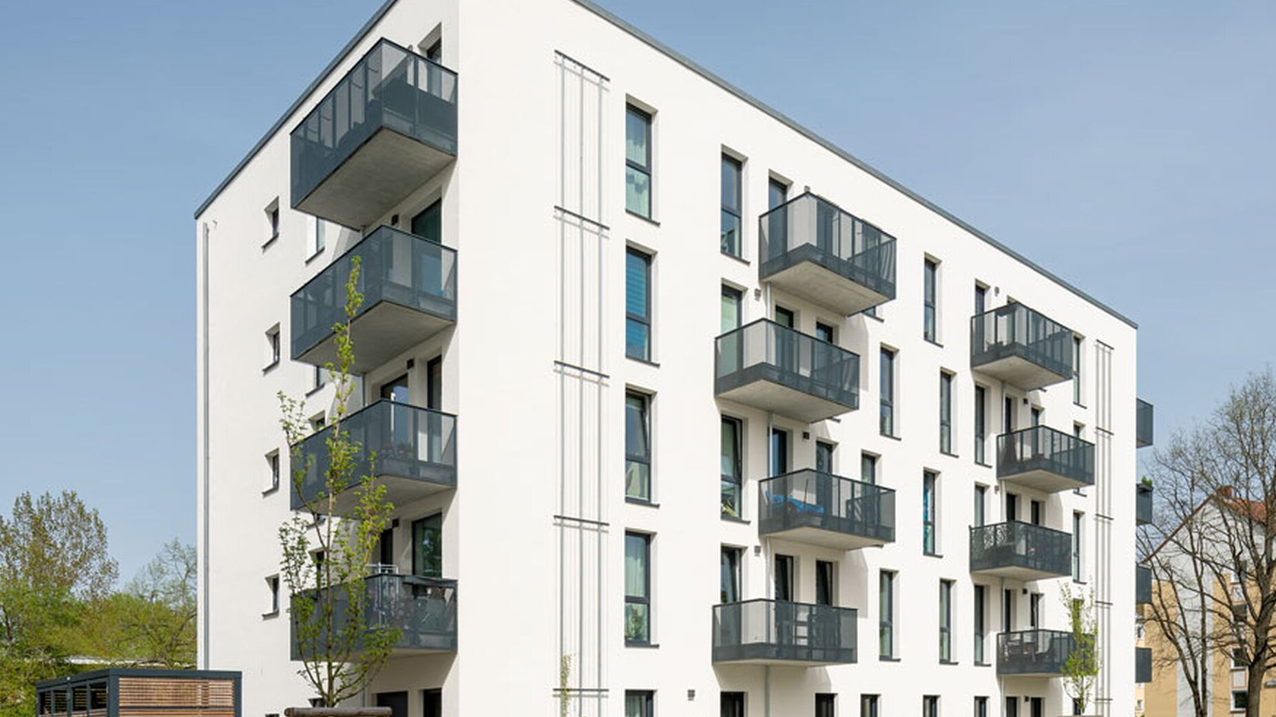 Außenansicht degewo-Neubau Kietzer Feld Zur Nachtheide 94 mit Parkflächen.